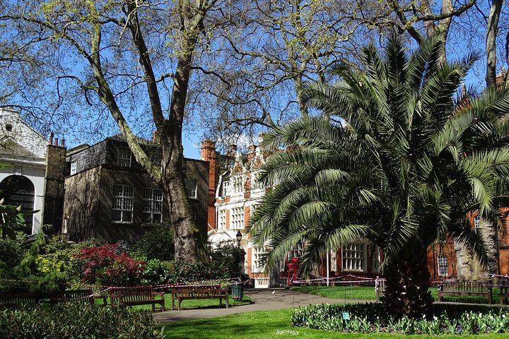 Tranquil Mount Street Gardens